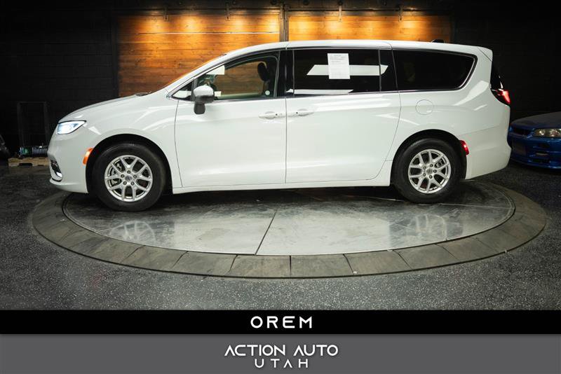 Used 2023 Chrysler Pacifica Touring-L FWD image 1