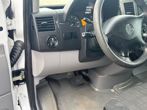 Used 2014 Mercedes-Benz Sprinter 2500 image 16