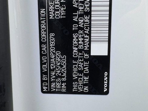 Certified 2023 Volvo XC40 B5 Ultimate w/ Protection Package Premier image 25