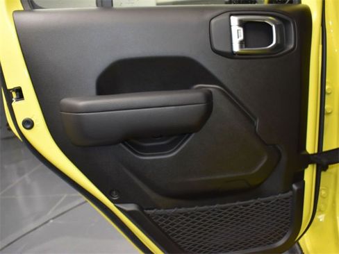 Used 2024 Jeep Gladiator Mojave w/ Technology Group image 15