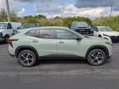 Used 2024 Chevrolet Trax RS FWD image 9