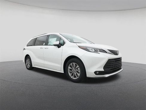 New 2026 Toyota Sienna XLE image 29