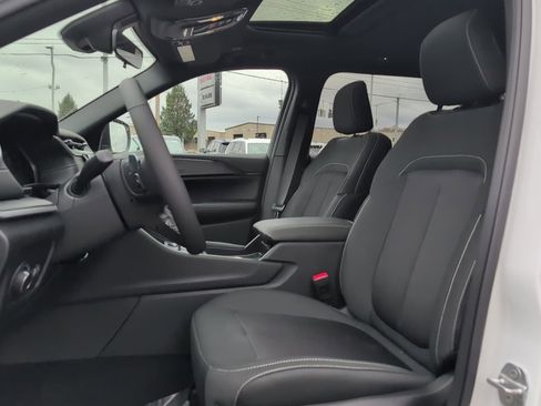 New 2025 Jeep Grand Cherokee L Laredo image 19