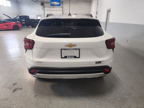 Used 2024 Chevrolet Trax LT w/ LT Convenience Package FWD image 3