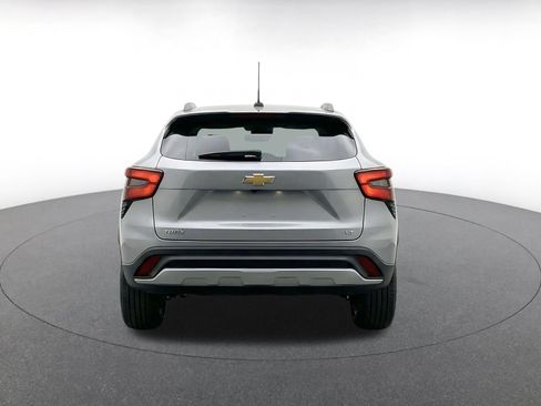 Used 2025 Chevrolet Trax LT w/ LT Convenience Package FWD image 8
