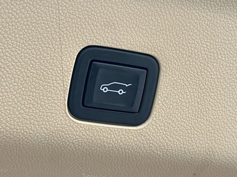 Certified 2024 Cadillac Escalade Premium Luxury image 20