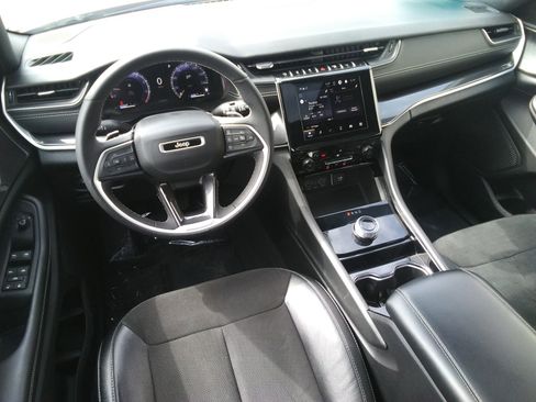 Used 2023 Jeep Grand Cherokee L Laredo image 14