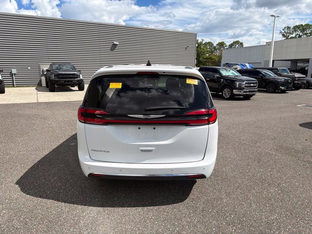 Used 2024 Chrysler Pacifica Touring-L FWD image 6