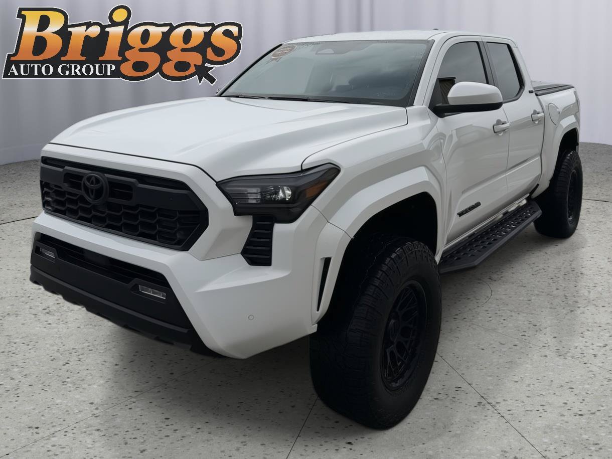 Used 2025 Toyota Tacoma SR5 AWD/4WD image 1
