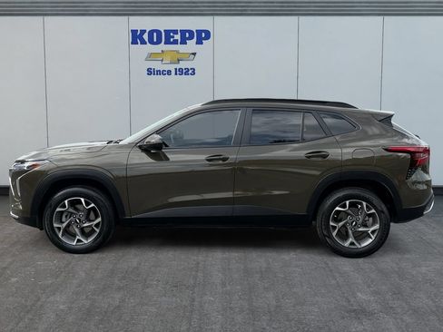 Used 2024 Chevrolet Trax LT w/ Driver Confidence Package FWD image 2