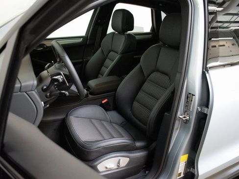 New 2025 Porsche Macan Turbo image 5
