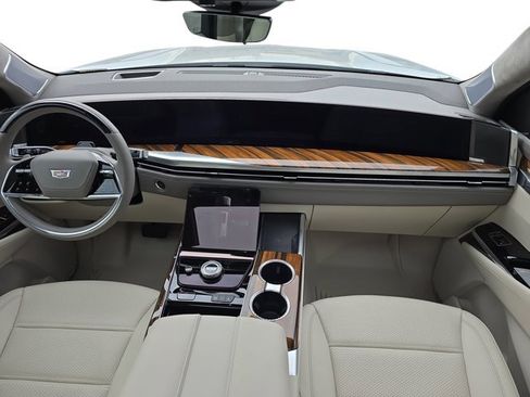 Certified 2025 Cadillac Escalade ESV Sport Platinum image 9