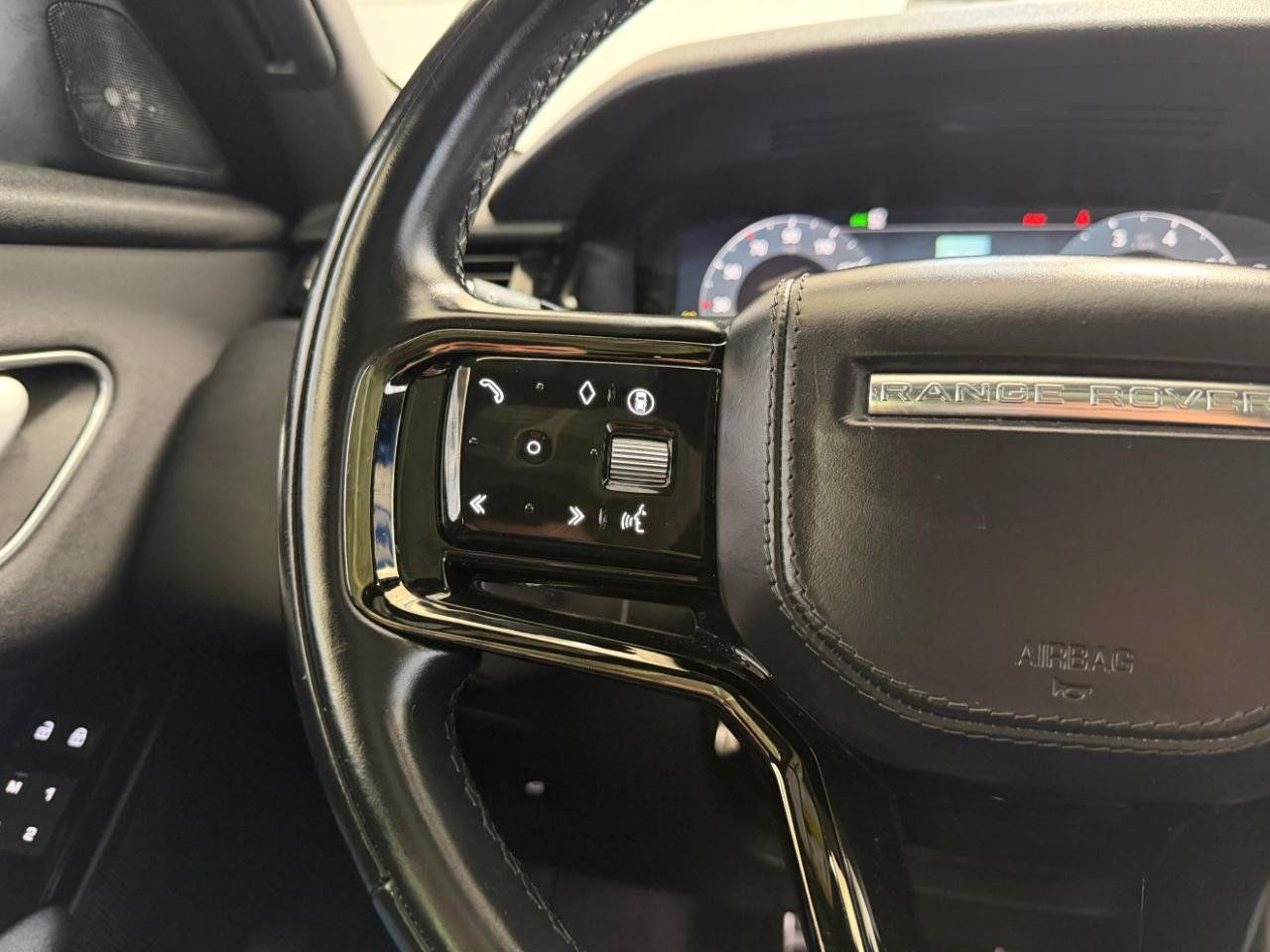 Used 2025 Land Rover Range Rover Velar Dynamic SE AWD/4WD image 32
