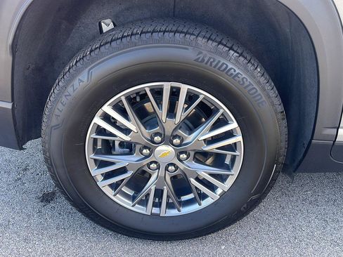 Used 2025 Chevrolet Traverse LT w/ LPO, Floor Liner Package FWD image 11