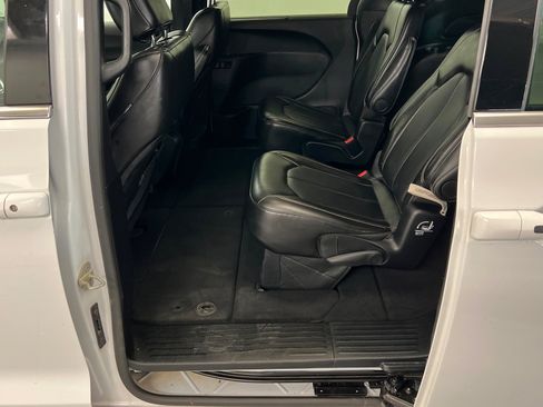 Certified 2025 Chrysler Pacifica Select FWD image 21