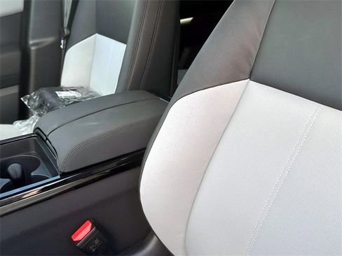 New 2026 Land Rover Range Rover Velar Dynamic SE image 17