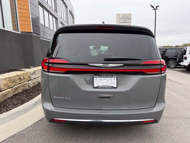 Used 2023 Chrysler Pacifica Touring-L FWD image 4
