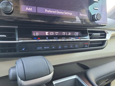 Used 2021 Toyota Sienna XLE AWD/4WD image 26