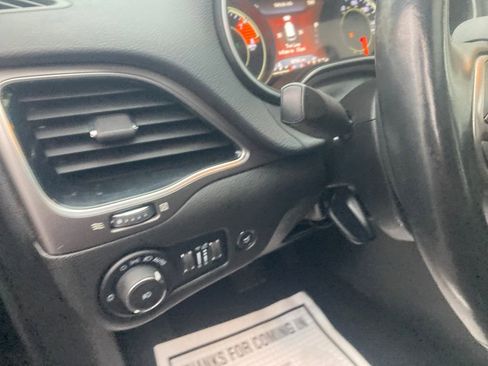 Used 2021 Jeep Cherokee Limited w/ Trailer Tow Group image 17