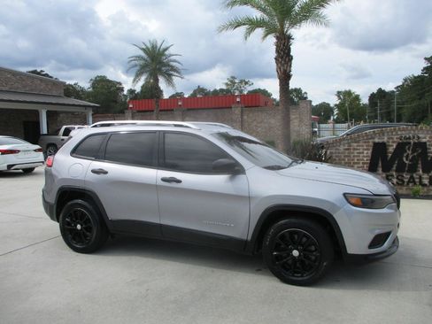 Used 2021 Jeep Cherokee Latitude FWD image 2