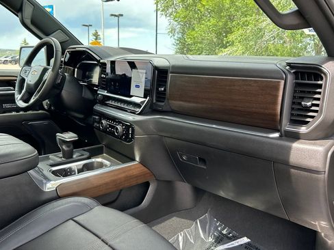 Used 2024 Chevrolet Silverado 1500 High Country w/ Technology Package AWD/4WD image 8