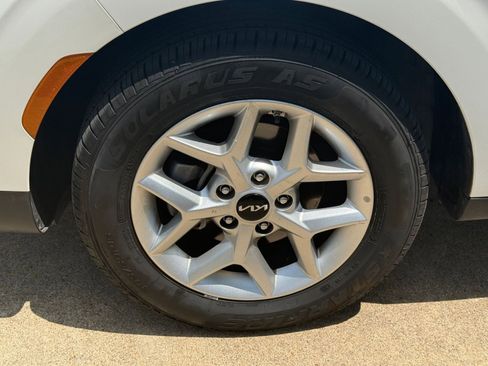 Used 2025 Kia Soul LX w/ LX Technology Package FWD image 30