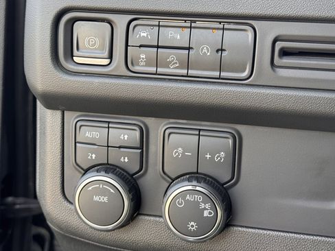 Used 2023 Chevrolet Suburban Premier image 25
