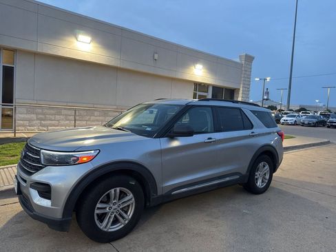 Used 2023 Ford Explorer XLT image 1