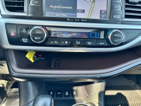 Used 2018 Toyota Highlander XLE image 26
