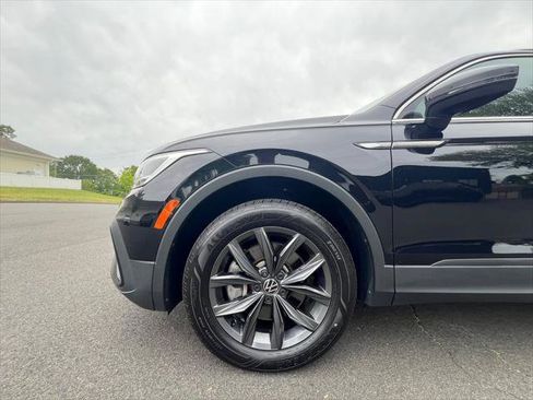 Certified 2022 Volkswagen Tiguan SE w/ Panoramic Sunroof Package AWD/4WD image 9