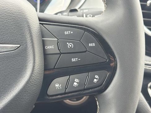 Used 2025 Chrysler Pacifica Limited FWD image 28