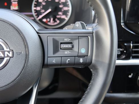 Used 2025 Nissan Pathfinder SV image 16