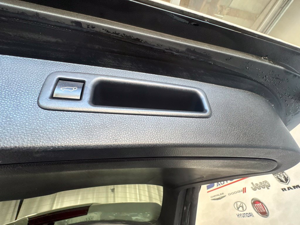 Used 2021 Toyota Highlander LE AWD/4WD image 9