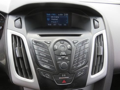 Used 2014 Ford Focus SE w/ Equipment Group 201A FWD image 17