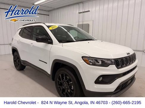 Used 2025 Jeep Compass Latitude w/ Altitude Special Edition AWD/4WD image 1
