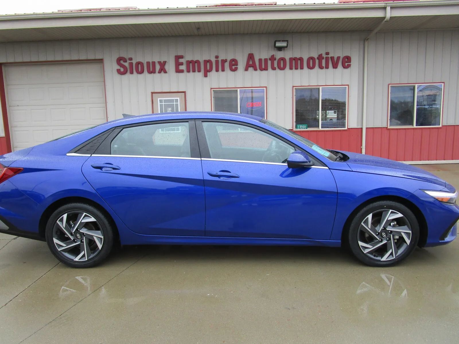 Used 2025 Hyundai Elantra SEL FWD image 2