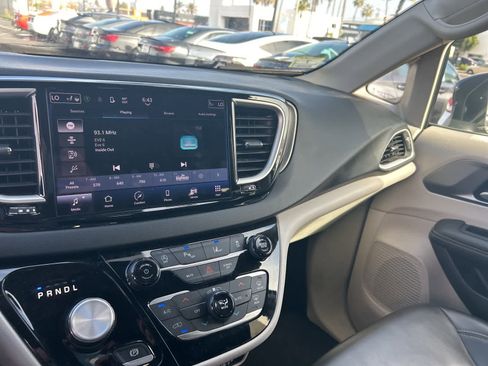 Used 2023 Chrysler Pacifica Touring-L image 30