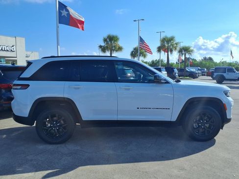 Used 2025 Jeep Grand Cherokee Altitude AWD/4WD image 4
