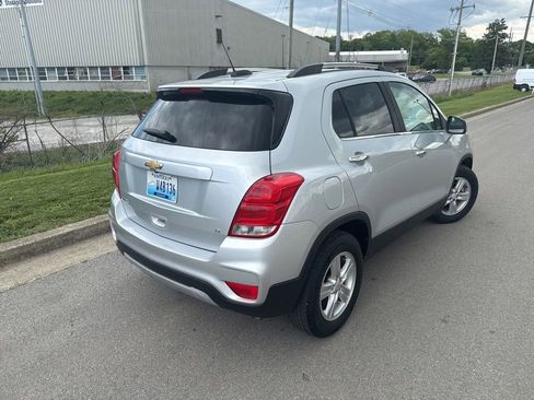 Used 2018 Chevrolet Trax LT w/ LT Convenience Package FWD image 3