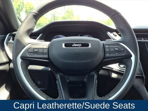 Used 2025 Jeep Grand Cherokee Altitude AWD/4WD image 11