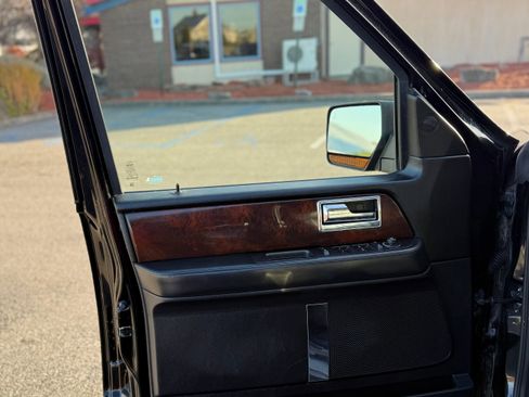 Used 2017 Lincoln Navigator Select image 16