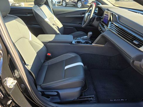 Used 2025 Toyota Camry SE image 12