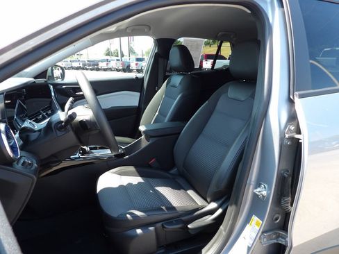 Used 2025 Chevrolet Trax LT FWD image 6