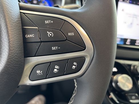 Used 2026 Chrysler Pacifica Select FWD image 11