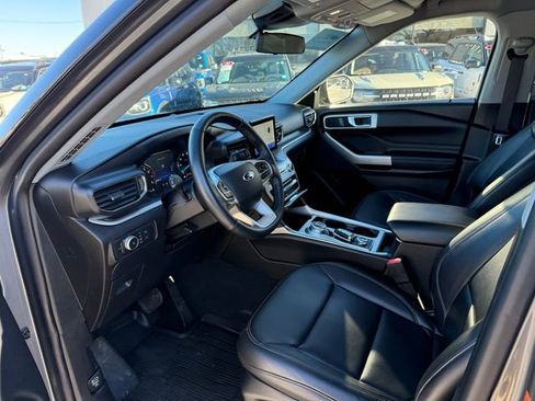Used 2022 Ford Explorer XLT w/ Equipment Group 202A image 3