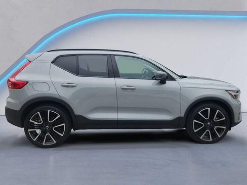 Certified 2025 Volvo XC40 B5 Plus AWD/4WD image 3