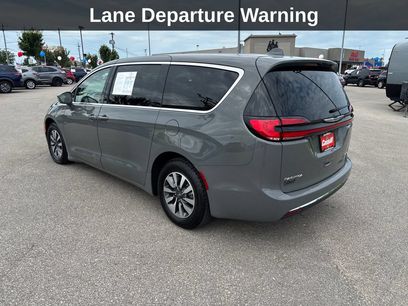 Used 2022 Chrysler Pacifica Touring-L w/ Uconnect Theater Family Group