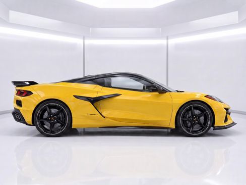 Used 2025 Chevrolet Corvette E-Ray AWD/4WD image 3