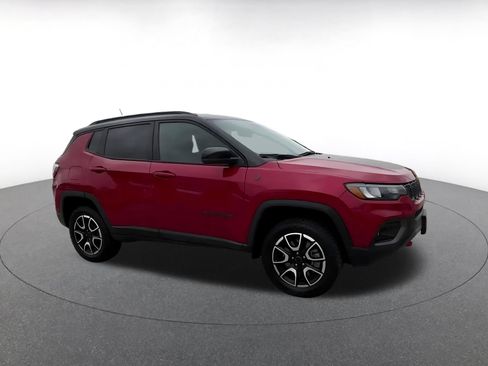 Used 2025 Jeep Compass Trailhawk AWD/4WD image 2