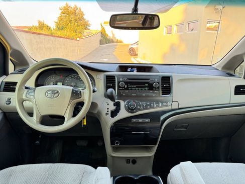 Used 2014 Toyota Sienna LE AWD/4WD image 12